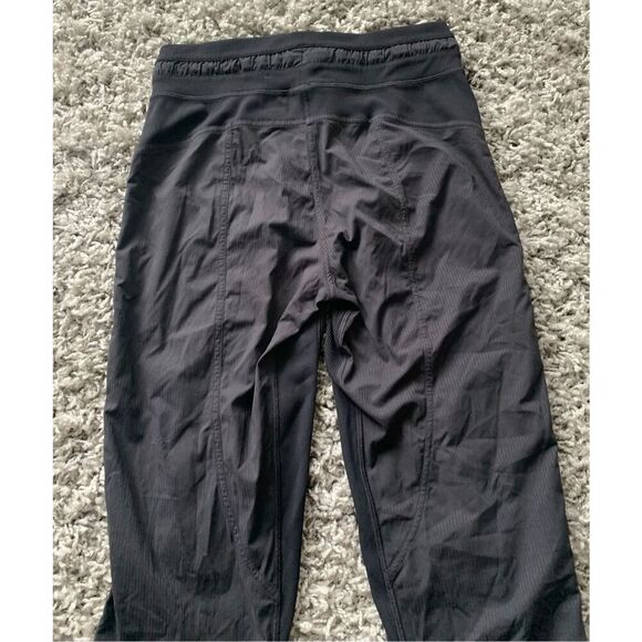 49 LULULEMON DANCE STUDIO BLACK UNLINED CROP CAPRI JOGGERS PANTS sz 4 - Picture 6 of 8